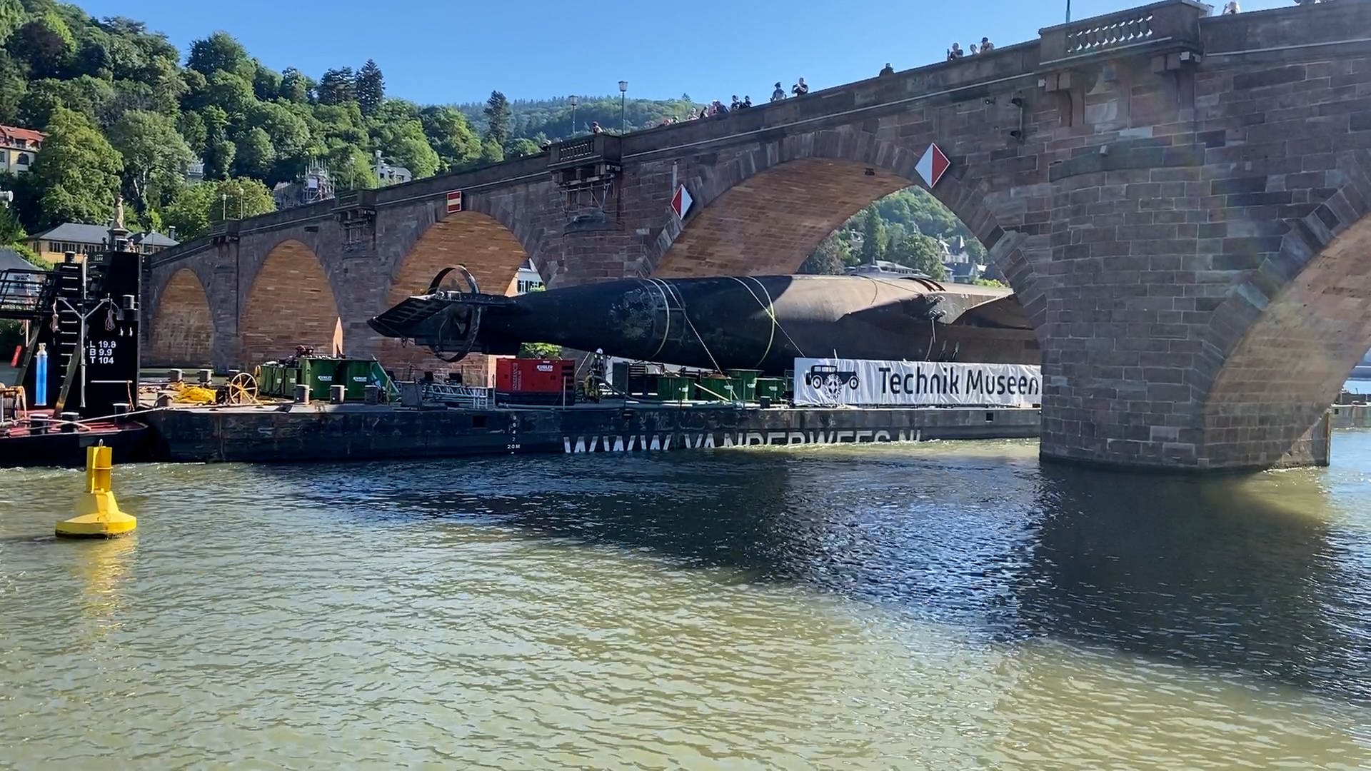 U-Boot U17 passiert Alte Brücke in Heidelberg 