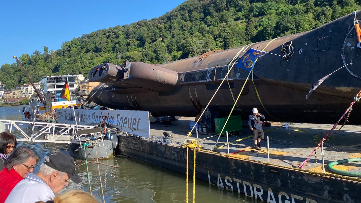 U-Boot U17 vor Fahrt unter Alter Brücke in Heidelberg gedreht