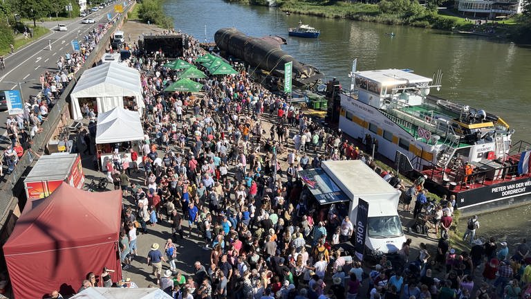 Tausende Schaulustige feiern das U-Boot am Eberbacher Neckarufer