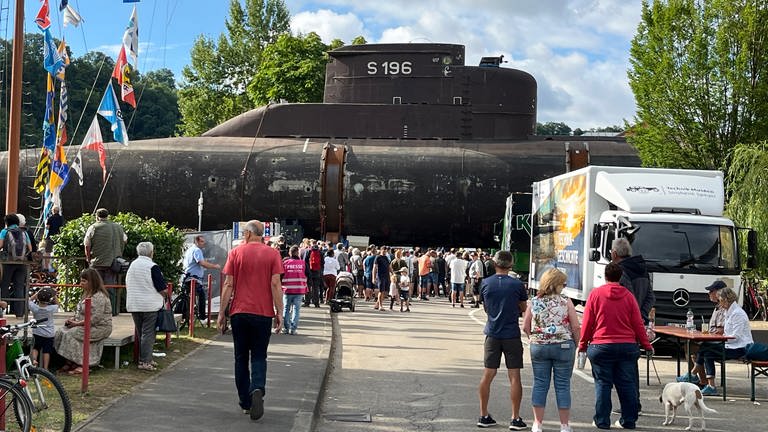 In Haßmersheim im Neckar-Odenwald-Kreis ist das ausgemusterte U-Boot  von dem sogenannten Transport-Ponton auf dem Neckar an Land gebracht worden. Am Sonntag beginnt dann die erste Etappe des Transports auf der Straße.  