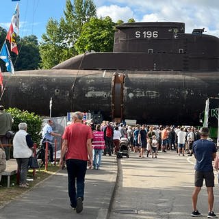 In Haßmersheim im Neckar-Odenwald-Kreis ist das ausgemusterte U-Boot  von dem sogenannten Transport-Ponton auf dem Neckar an Land gebracht worden. Am Sonntag beginnt dann die erste Etappe des Transports auf der Straße.  
