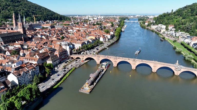 U-Boot fährt unter der alten Brücke in Heidelberg durch