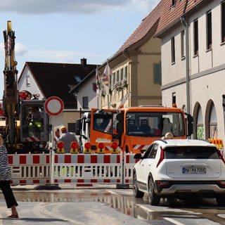 Das Wasser drückt auf die Fahrbahn, die unterspült ist.