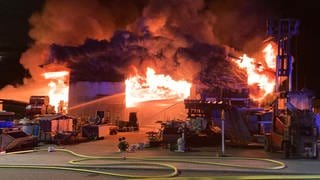 Eine Firmenhalle ist in Mosbach (Neckar-Odenwald-Kreis) komplett ausgebrannt und eingestürzt.