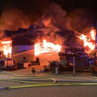 Eine Firmenhalle ist in Mosbach (Neckar-Odenwald-Kreis) komplett ausgebrannt und eingestürzt.