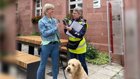Hundehalterin Mia Lux mit ihrem Labradoodle „Sokka“ und Mechtild Müller vom Vollzugsdienst der Stadt Walldürn