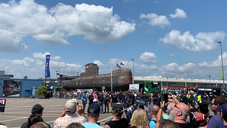 Das U-Boot mit dem Namen "U17" ist am Sonntagnachmittag im Technik Museum Sinsheim angekommen.