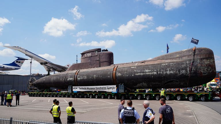 Das Marine-U-Boot U17 fährt bei der Ankunft auf das Gelände des Technikmuseums Sinsheim.