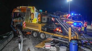 Auf der A6 zwischen Sinsheim und Rauenberg (Rhein-Neckar-Kreis) ist in der Nacht von Montag auf Dienstag ein LKW in mehrere Baufahrzeuge gekracht. Der Lastwagen mit Anhänger drückt sich in die Leitplanke. Eine Person wurde leicht verletzt.