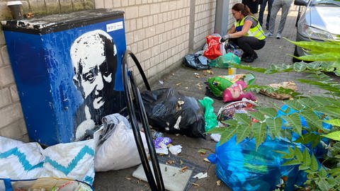 Sauberkeitsermittlerin Sabrina Brand untersucht in Mannheim-Waldhof abgestellten Müll am Straßenrand