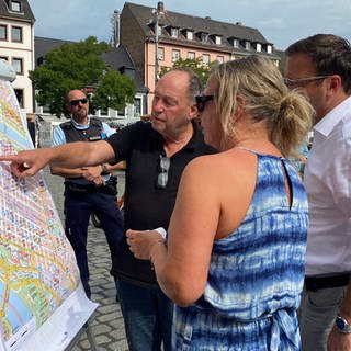 Ein Bürger zeigt auf einer Karte der Innenstadt die Problemstellen für Radfahrer