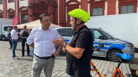 Ein Fahrradfahrer erklärt dem Sicherheitsdezernenten, wo die Probleme für Radfahrer liegen