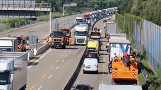 Auf der A6 hat sich ein langer Stau gebildet nach einem Unfall bei Rauenberg