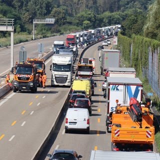 Auf der A6 hat sich ein langer Stau gebildet nach einem Unfall bei Rauenberg