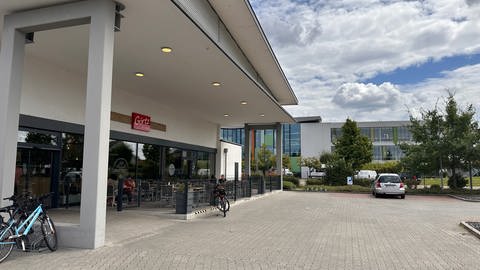 Eine Bäckerei neben der Schule versorgte die Betroffenen am Tag der Tat.