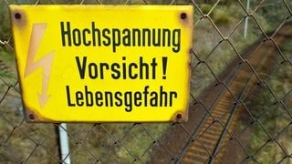 Schild mit Aufschrift "Hochspannung! Vorsicht Lebensgefahr!"