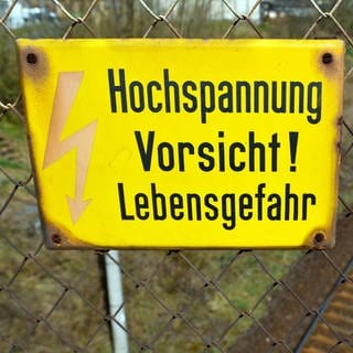 Schild mit Aufschrift "Hochspannung! Vorsicht Lebensgefahr!"