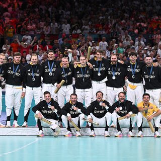 Die deutsche Handballmannschaft mit den Rhein-Neckar-Löwen Juri Knorr, Jannik Kohlbacher, Sebastian Heymann und David Späth mit ihren Silbermedaillen