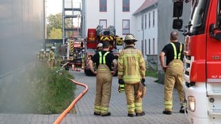 In einem Industriegebiet in Mannheim-Vogelstand ist die Feuerwehr im Einsatz