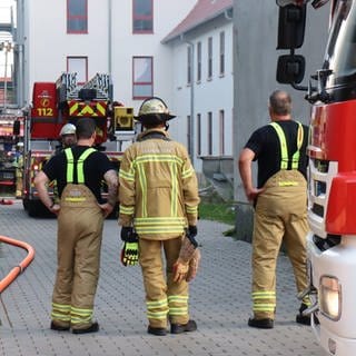 In einem Industriegebiet in Mannheim-Vogelstand ist die Feuerwehr im Einsatz