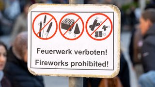 Schild mit Aufschrift Feuerwerksverbot