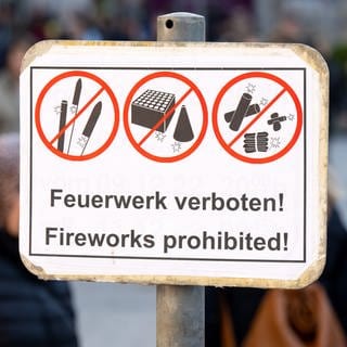 Schild mit Aufschrift Feuerwerksverbot