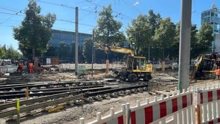 Baustelle mit Schienen, Gleisen, Baufahrzeugen und Absperrungen am Mannheimer Paradeplatz