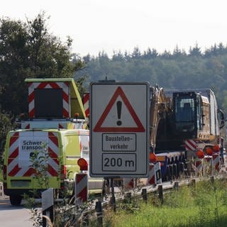 Schwerlasttransporter auf Autobahn bei Walldorf festgefahren