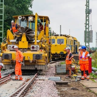 Bauarbeiter arbeiten an der Riedbahnstrecke zwischen Mannheim und Frankfurt.