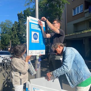 Aktion von Stadt und ADFC: Neue Plakate in der Mannheimer Innenstadt sollen Straßen für Fahrradfahrer sicherer machen.