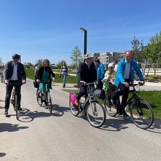 Eine Delegation um Verkehrsminister Winfried Hermann weiht den Radschnellweg am BUGA-Gelände auf Spinelli in Mannheim ein.