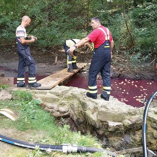 Einsatzkräfte versuchen ausgelaufenes Heizöl abzusaugen.