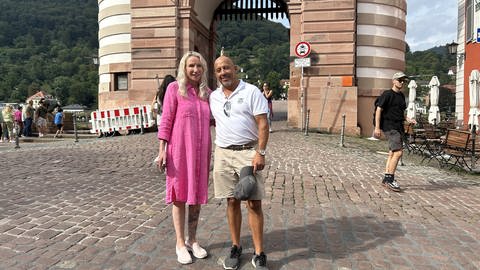 Constanze und Angel Quinonez-Pratt vor der Alten Brücke in Heidelberg