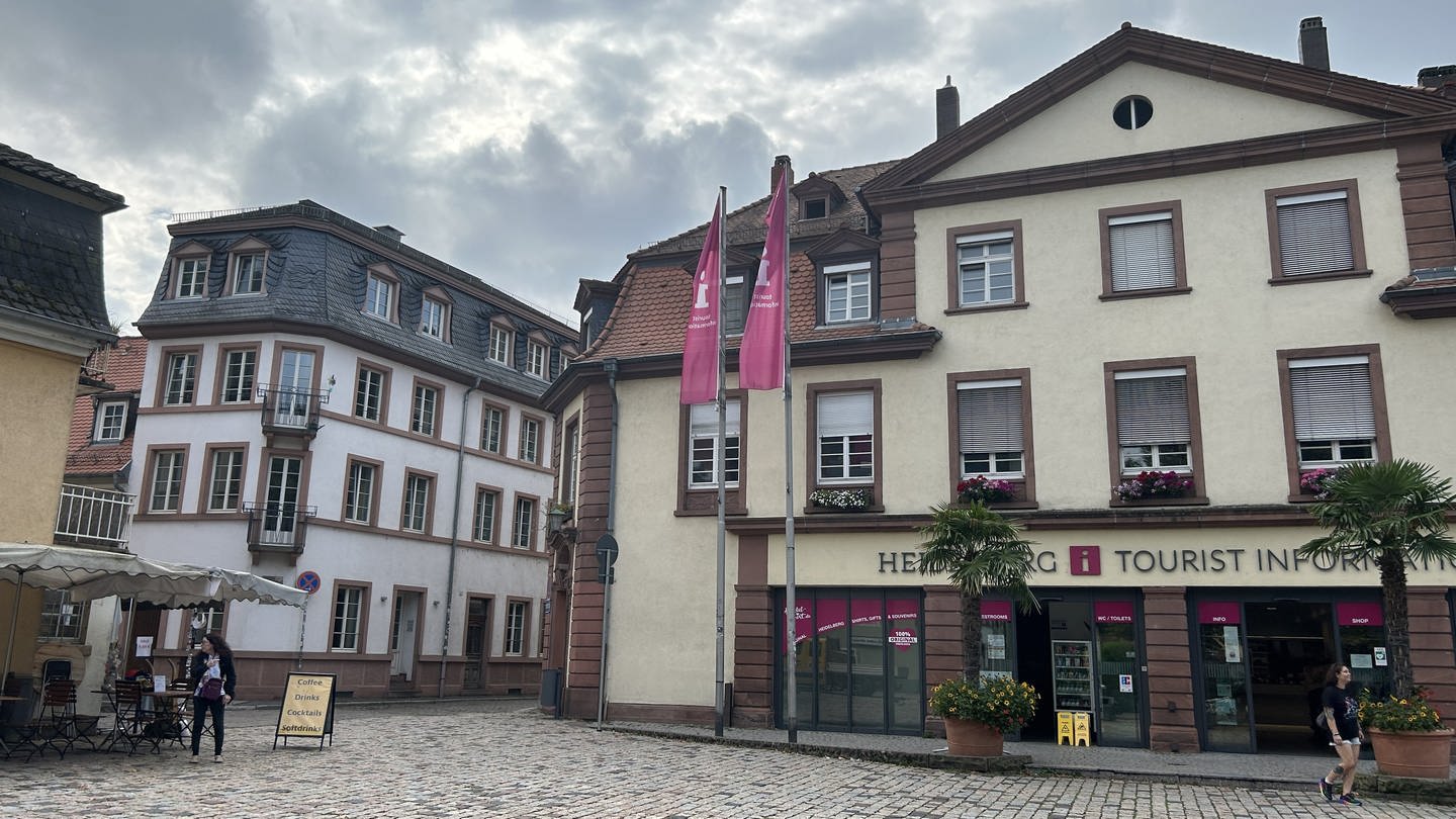 Neckarmünzplatz in Heidelberg mit dem Haus der Tourist-Information, dort hat ein Mann eine Frau angegriffen.