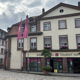 Neckarmünzplatz in Heidelberg mit dem Haus der Tourist-Information, dort hat ein Mann eine Frau angegriffen.