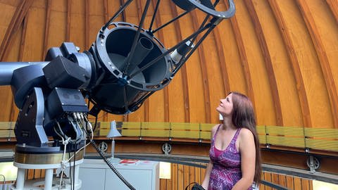 Die Heidelberger Astrophysikerin Carolin Liefke steht vor einem großen Teleskop