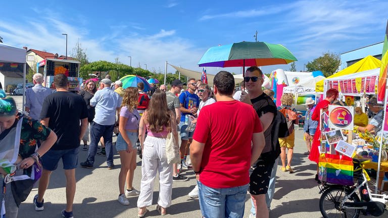 Mehrere Menschen an einem Ort in Ketsch, die Pride feiern.