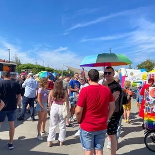 Mehrere Menschen an einem Ort in Ketsch, die Pride feiern.