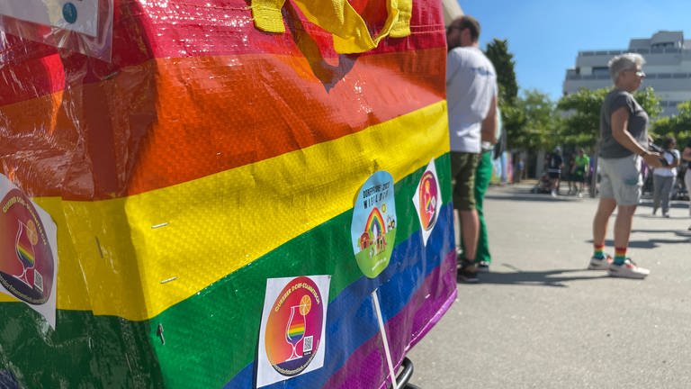 Eine Tasche mit Regenbogenfarben auf einem Fahrrad in Ketsch.