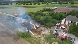 Blick von oben auf Brand bei einem Reiterhof 