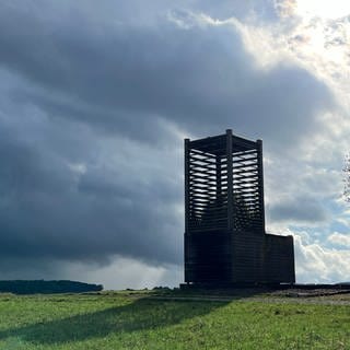 Blick auf Flurkapelle vor dunklen Wolken.