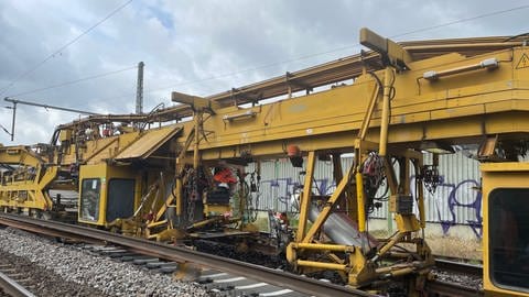 Schnellumbauzug verlegt Schienen und Schwellen auf der Riedbahnbaustelle