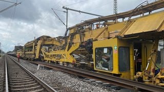 Schnellumbauzug verlegt Schwellen und Schienen auf der Riedbahnbaustelle