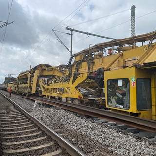 Schnellumbauzug verlegt Schwellen und Schienen auf der Riedbahnbaustelle