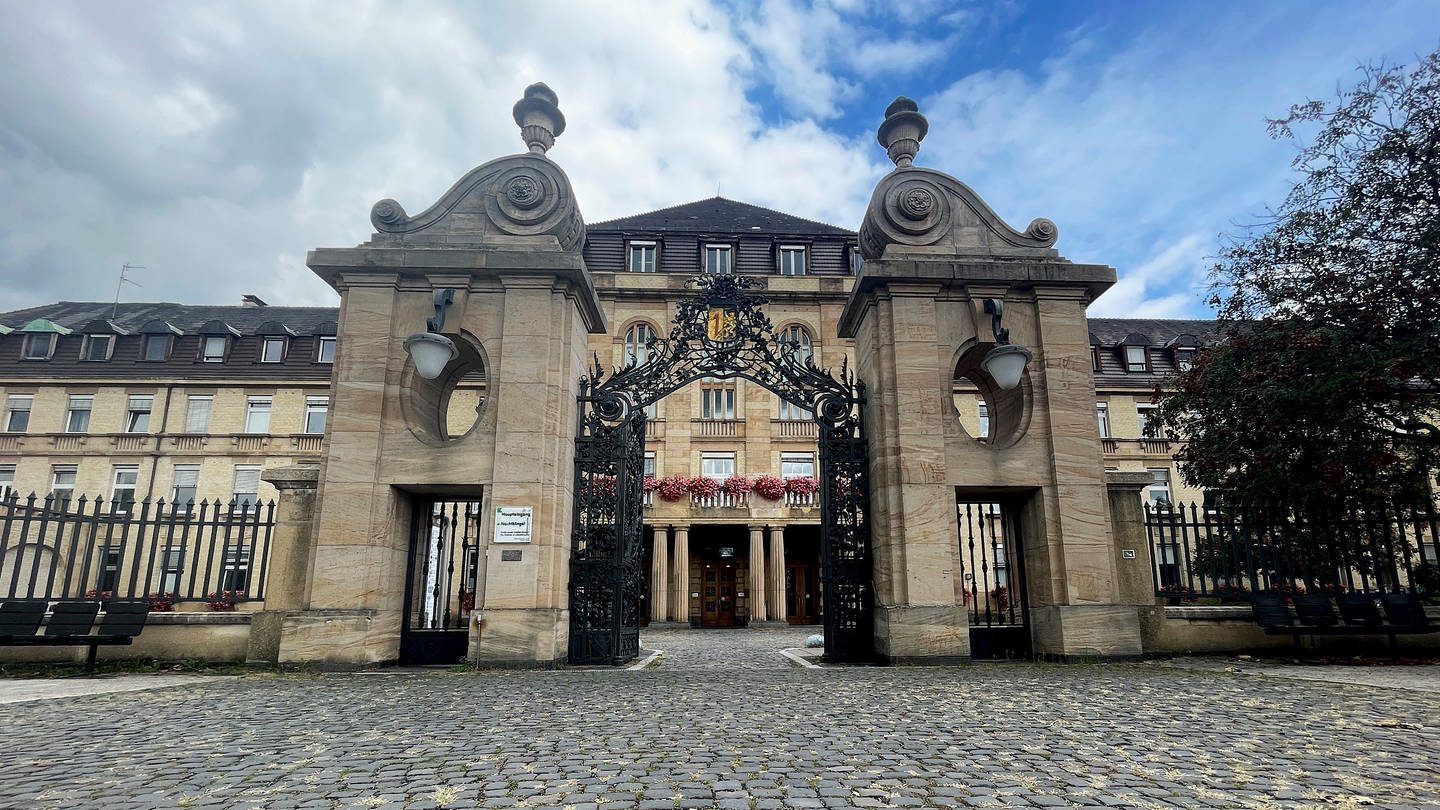 Eingangsbereich des Mannheimer Uniklinikums am Neckarufer.