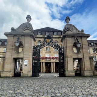 Eingangsbereich des Mannheimer Uniklinikums am Neckarufer.