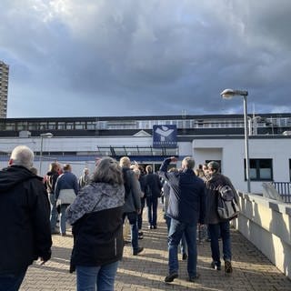 Menschen vor Einkaufszentrum