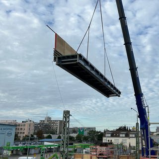 Die BBC-Brücke in Mannheim muss neu gebaut werden. Hierfür wird zunächst eine Behelfsbrücke aufgebaut.