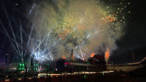 Feuerwerk vor Nachthimmel