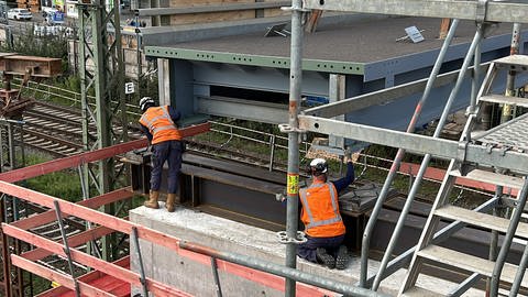 Die BBC-Brücke in Mannheim muss neu gebaut werden. Hierfür wird zunächst eine Behelfsbrücke aufgebaut.